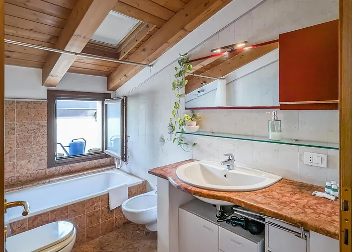 Casa Maffi con terrazzo e box auto in centro città *