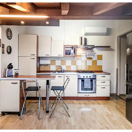 Casa Maffi Con Terrazzo E Box Auto In Centro Citta Verona